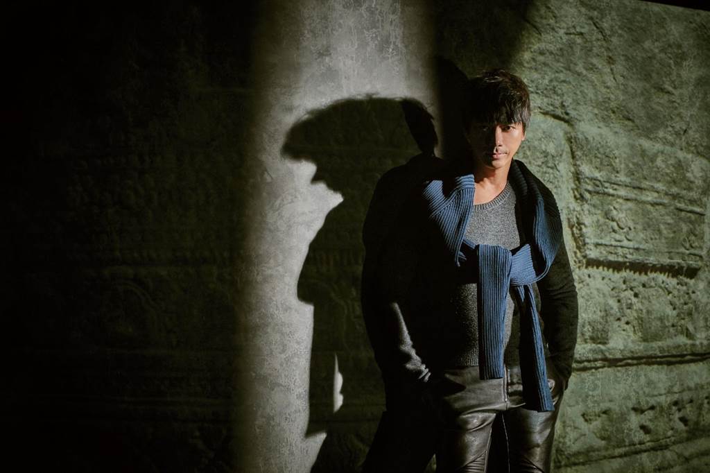 過去的信像是披了整身堅硬盔甲，激昂歌聲像是銳利的劍，劃破歌壇無人能敵。今年，信決定放下侵略性唱腔，用細膩口吻拓展更深遠的領域，如同放下了沉重盔甲，以溫柔又穩定的力量，用歌聲編織動聽的故事。