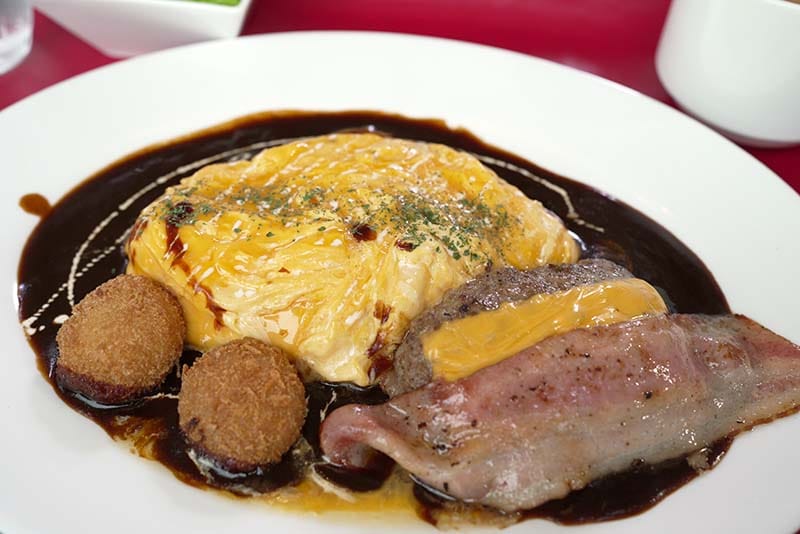 滑嫩蛋包飯＆焦糖煸炒淡路洋蔥縣產黑毛和牛起司漢堡排，附兩種可樂餅