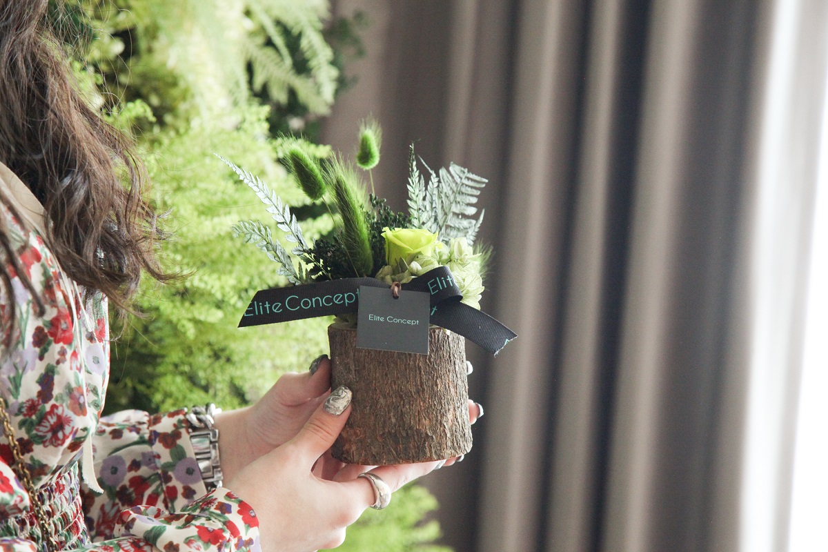 「仲夏夜夢境」植栽禮，呼應主題房氛圍感以各種綠色系的永生兔尾草、青蕨、進口日本滿天星、繡球花瓣搭配價格較為昂貴的永生綠玫瑰。(圖／六福旅遊集團提供)