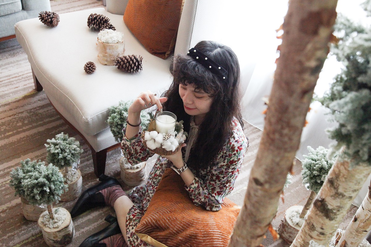 「北歐童話森林」主題房型，有許多毬果、松樹造景。(圖／六福旅遊集團提供)