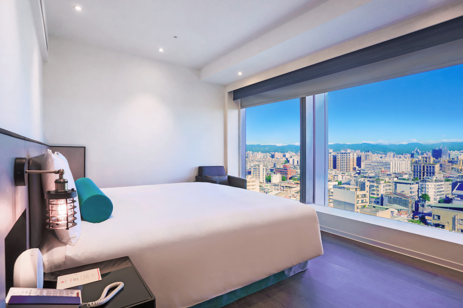 「微醺豪享受」住房專案，平日買一送一或同時兩間入住，含早餐之專案價只要6,000元起，再享升等至豪華客房與精選紅酒乙瓶兩大好禮。