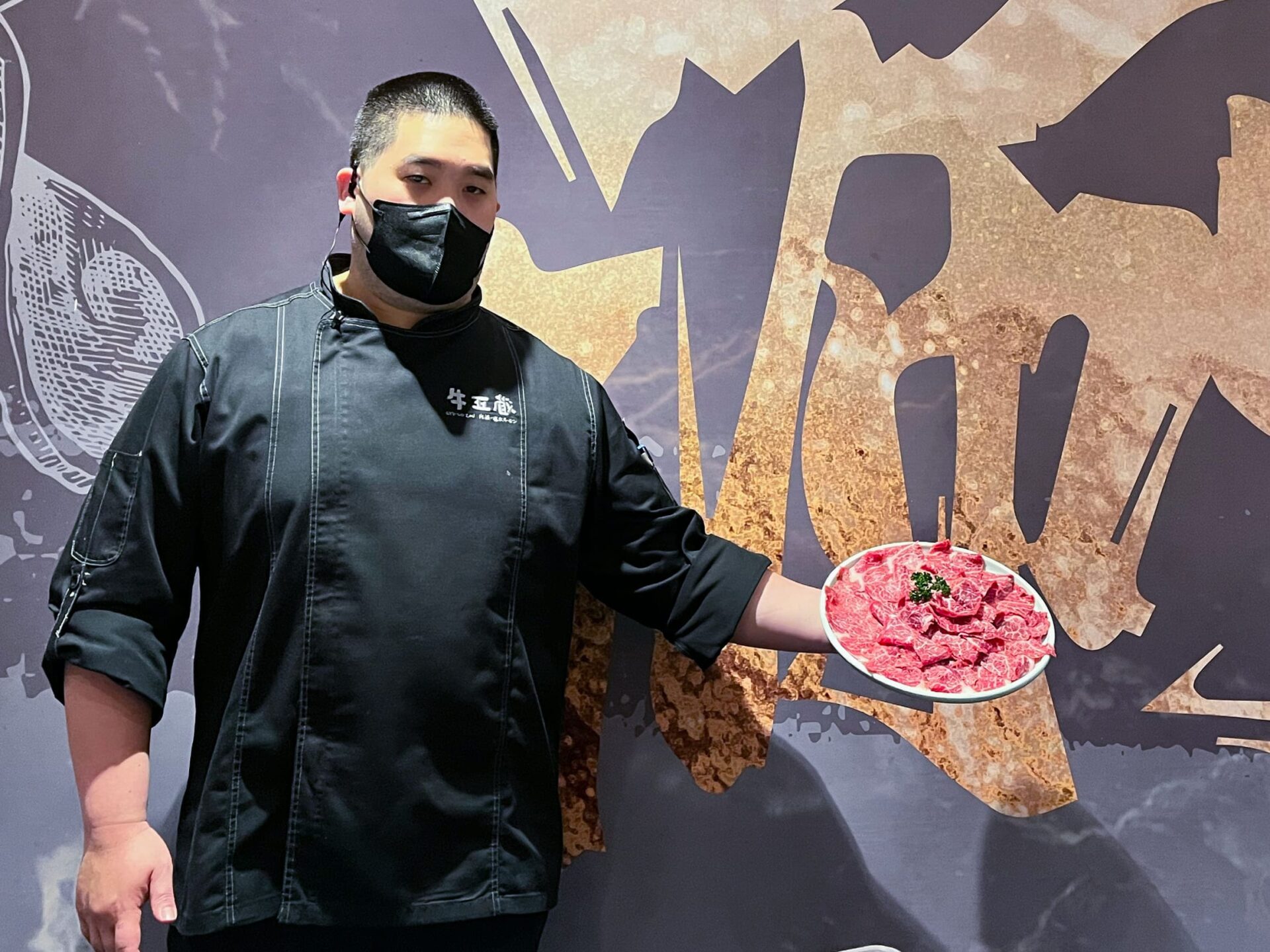 一頭牛僅有不到15的部位可列為特優級。「牛五蔵」溫體牛火鍋每日由楊主廚以最嚴格的標準精選出特優級的溫體牛肉，新鮮直送富士大飯店饕客們的口中 2