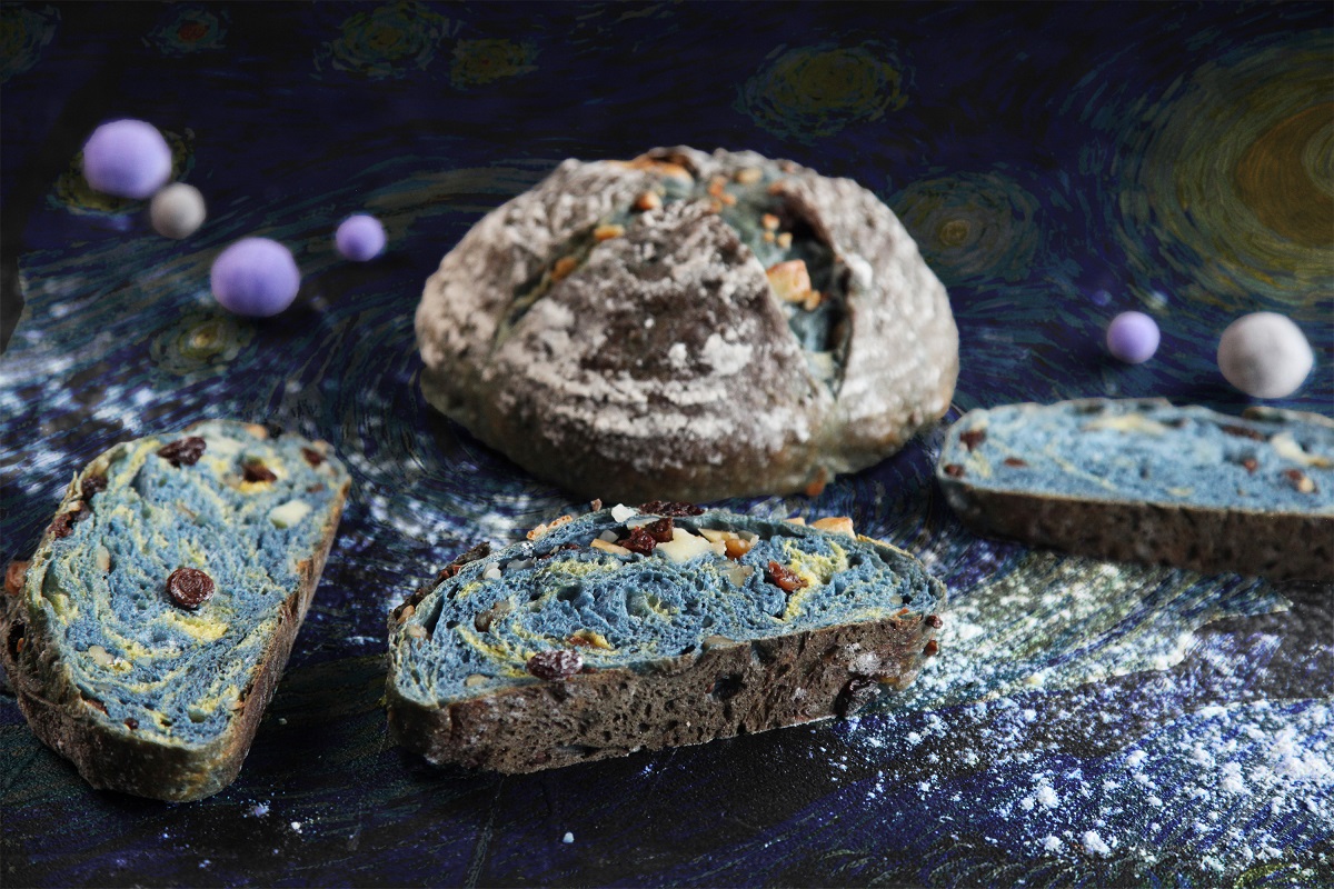 以招牌乳酪歐式麵包為基底設計的「星夜」同名麵包，售價280元，主廚為了創作出猶如名畫中的藍靛色的夜空，特別選用天然槴子花與老麵自然發酵。(圖 六福旅遊集團提供)