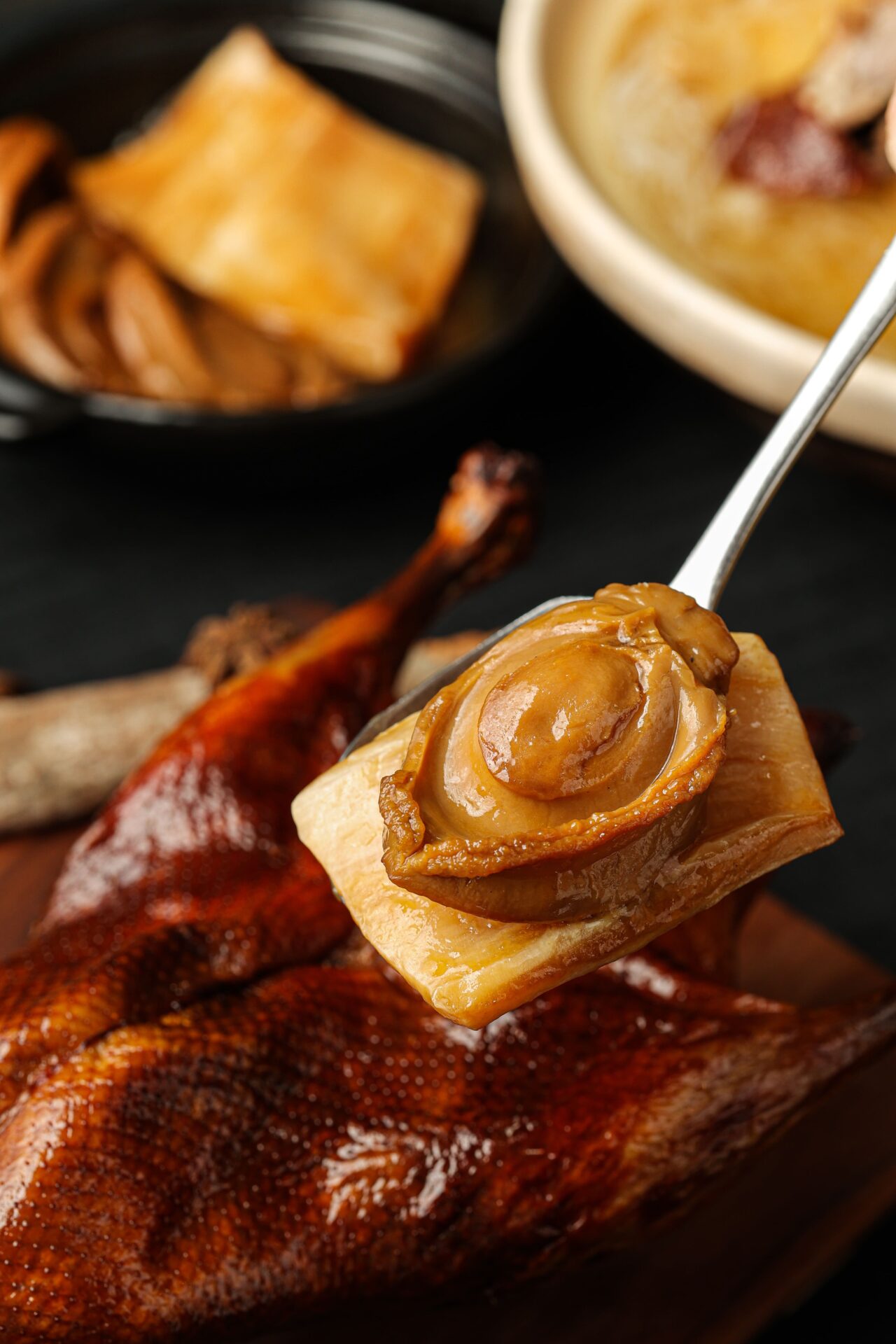 晶華 兼具頂級海味與烤鴨精華的「海陸珍寶bb鴨」，每份6,880元