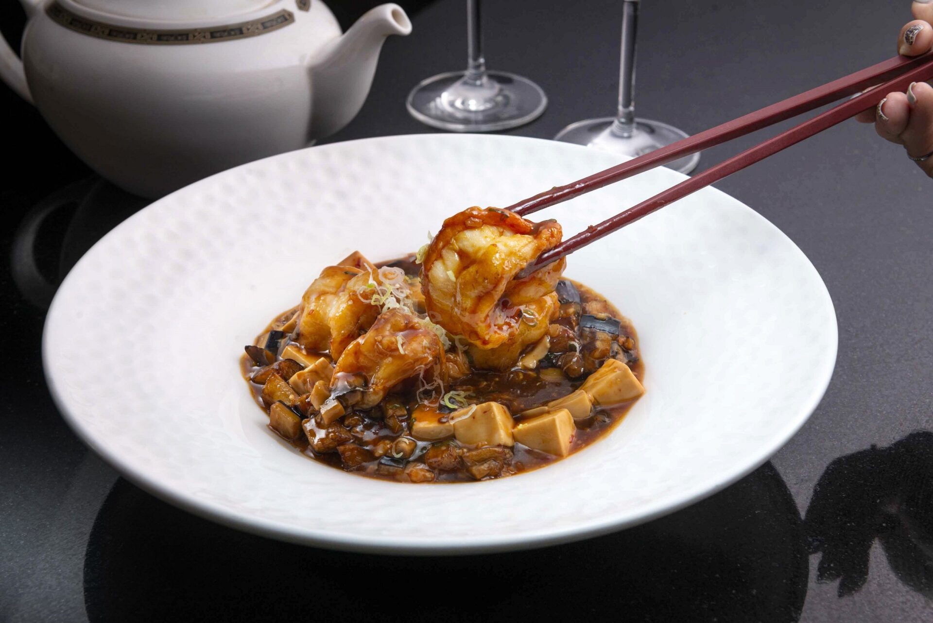 本季推出的「魚香明蝦球」肉質結實且富有彈性的鮮甜明蝦與主廚特製魚香醬是菜色最大亮點。