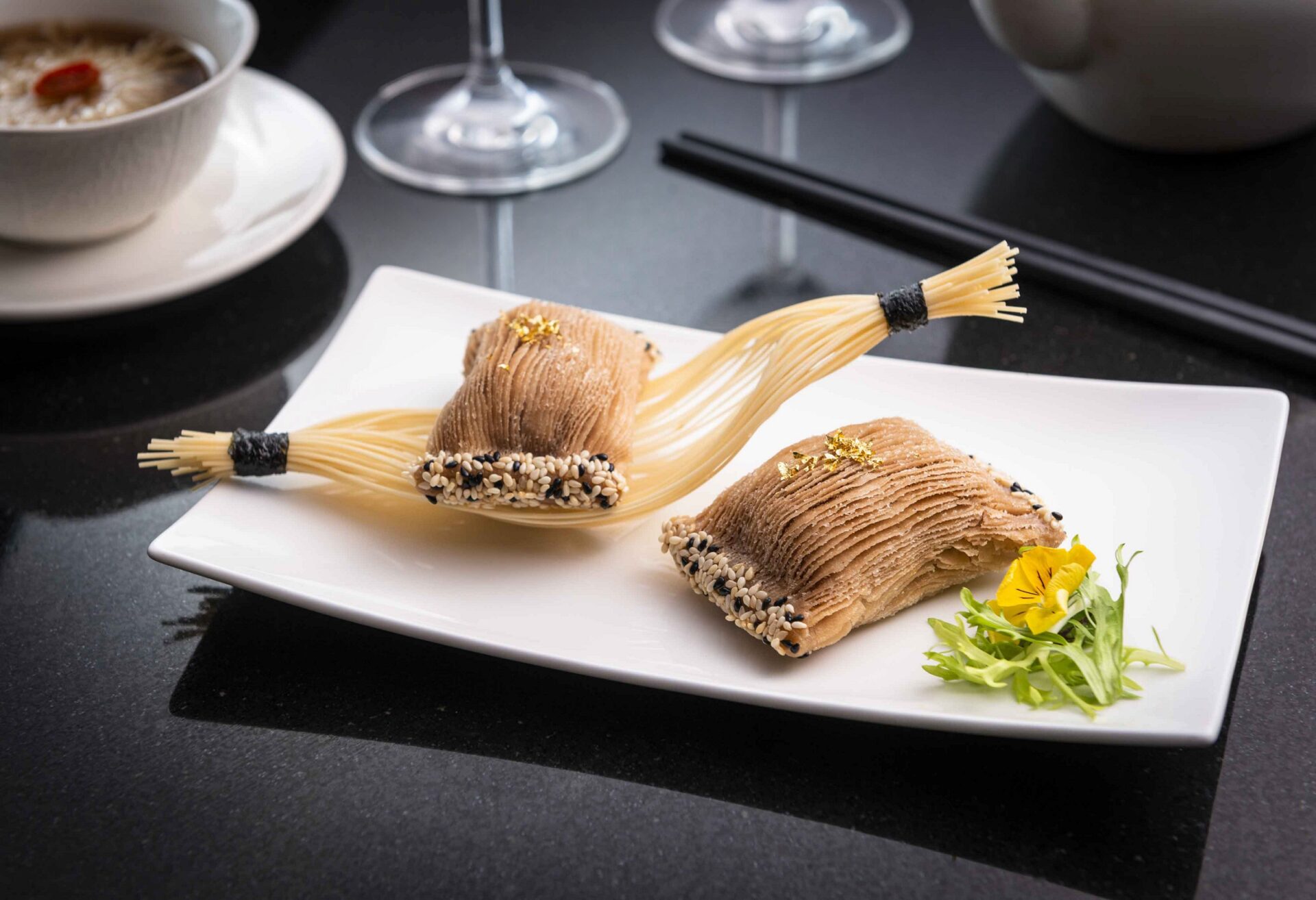 本季相當受歡迎的「酸菜牛肉酥」輕薄酥脆的千層酥外皮包裹了澳洲和牛、客家酸菜等內餡，一口咬下可以嚐到飽滿餡料的爽口甘甜