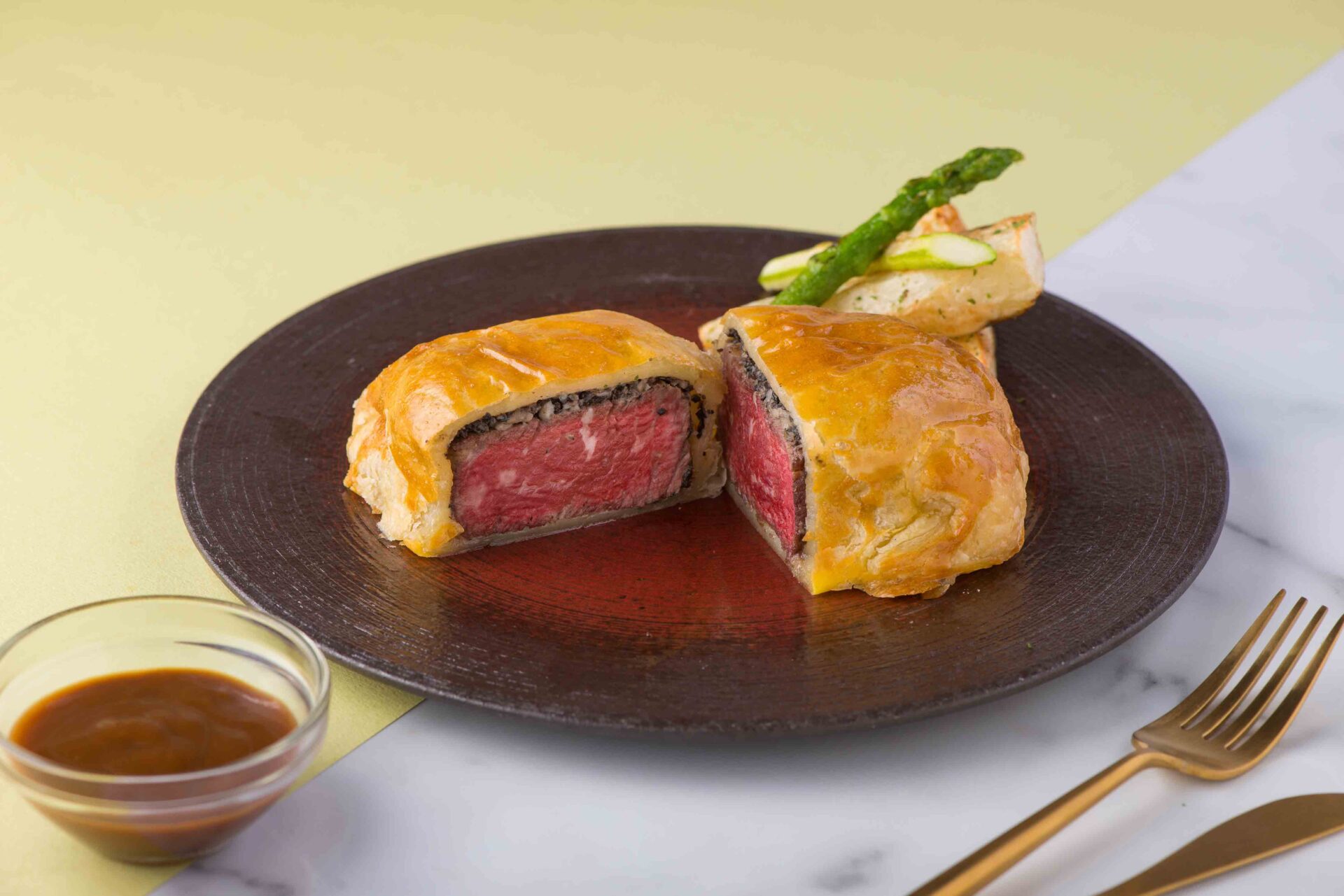 爐烤派皮美國菲力附松露紅酒醬