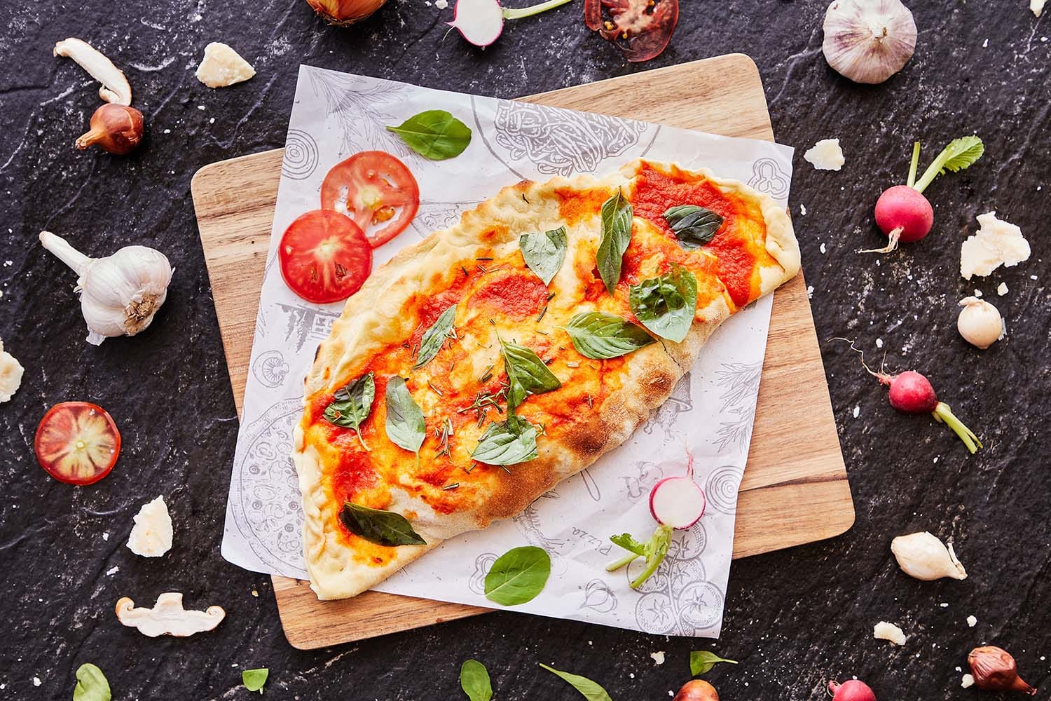 遠東café自助餐廳「義食‧味旅」饗宴推出義大利國民美食「披薩餃」，獨特半月造型包裹火腿、番茄、蘑菇等內餡與特製醬汁進爐窯烤，多層次風味令人垂涎不已。