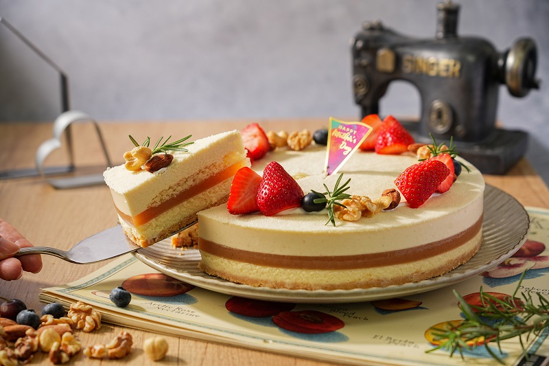 除了超早鳥優惠外，「普諾麵包坊」獻上母親節限定蛋糕！以水蜜桃為蛋糕整體主軸，製成多層次的蛋糕內餡及柔和表層，欲搶攻母親節商機。（圖／普諾麵包坊提供）