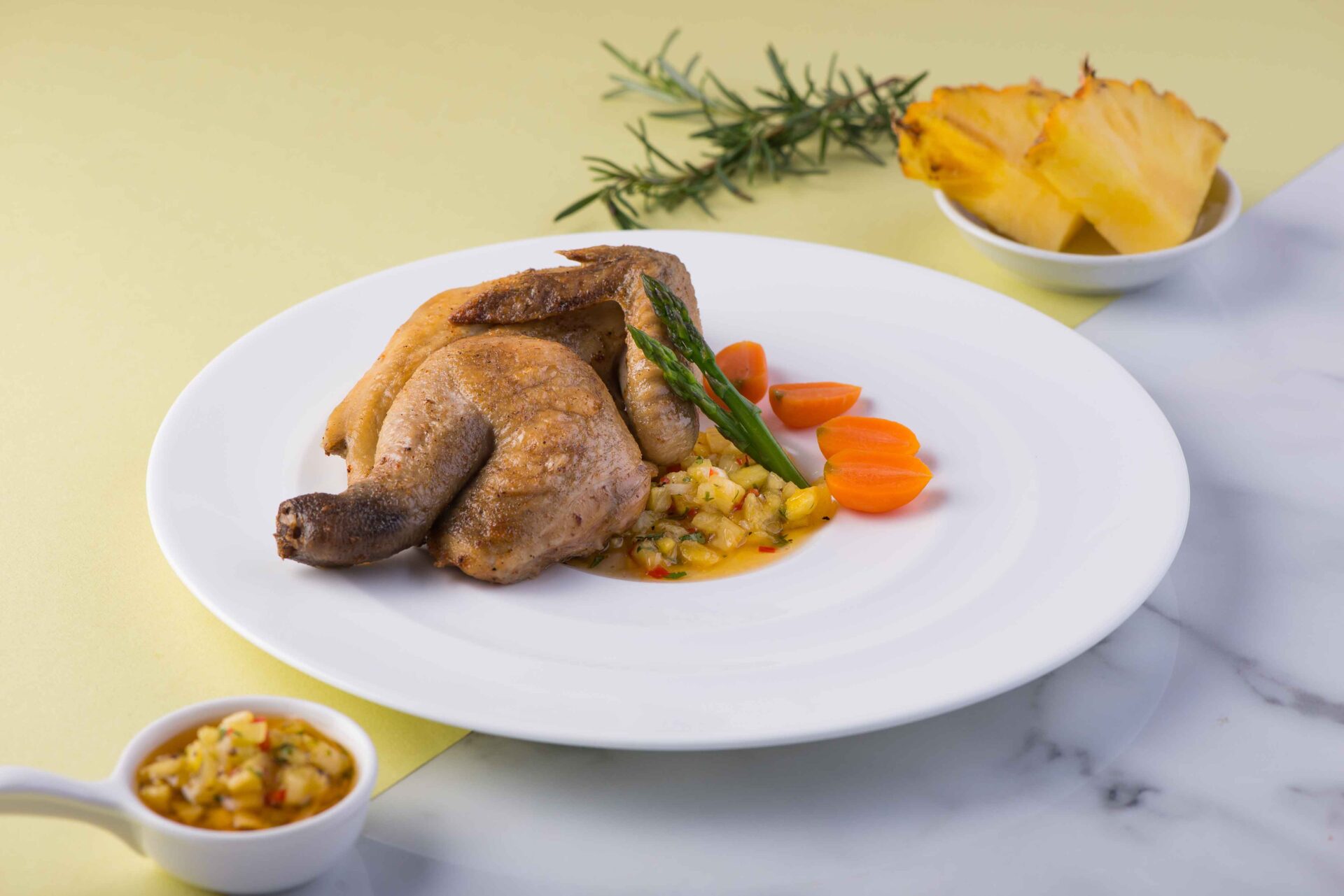 香草春雞附鳳梨莎莎醬