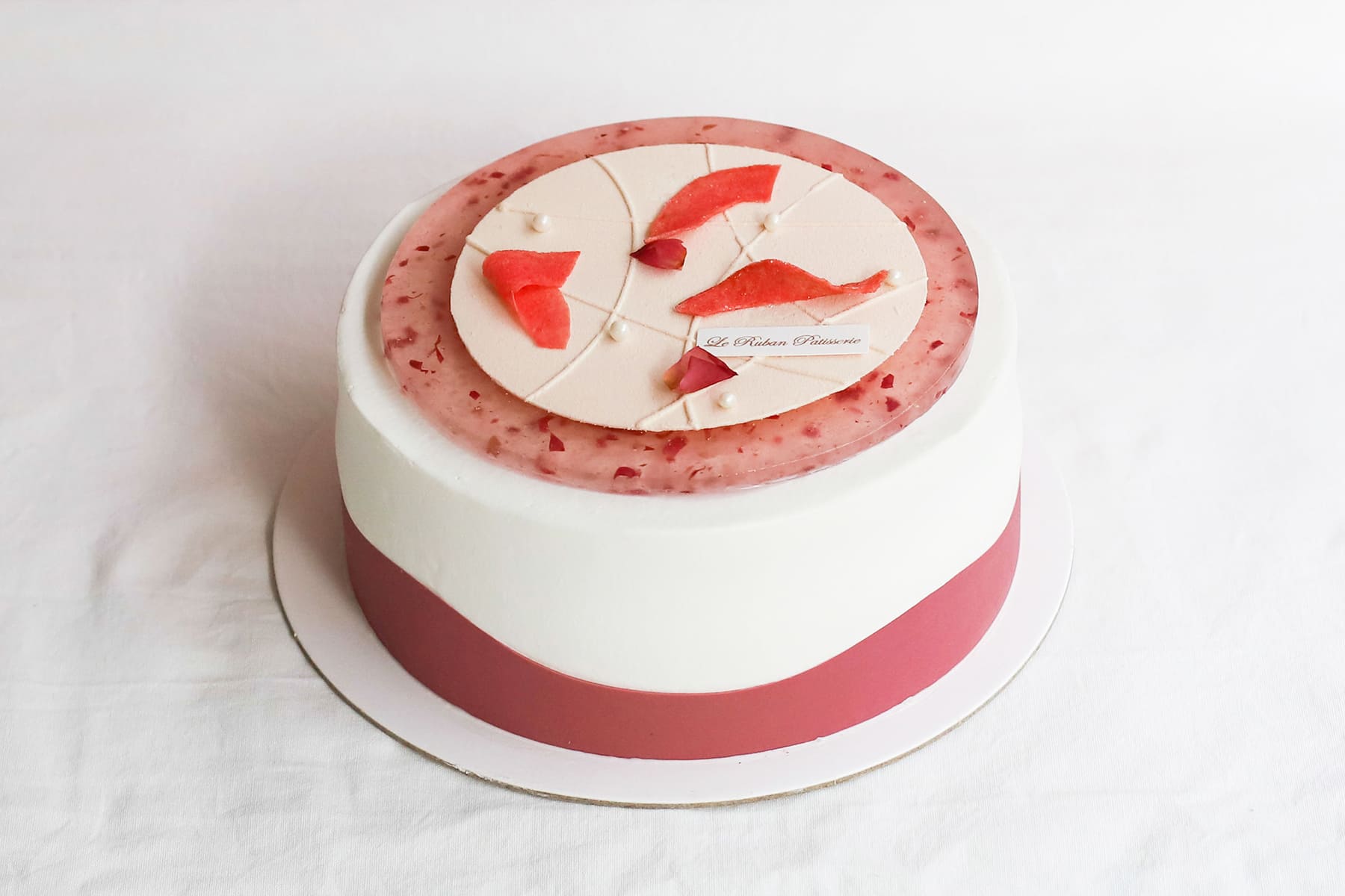 《嫣紅萬紫》以玫瑰花瓣與葡萄柚的浪漫完美組合，供應七吋和九吋的選擇。