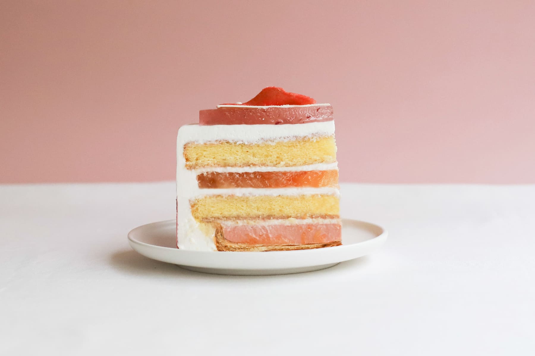 《嫣紅萬紫》將源自台灣神農獎傳人–江再郎老師研發栽種出的紅心芭樂，製成香甜滑順的紅心芭樂奶餡。