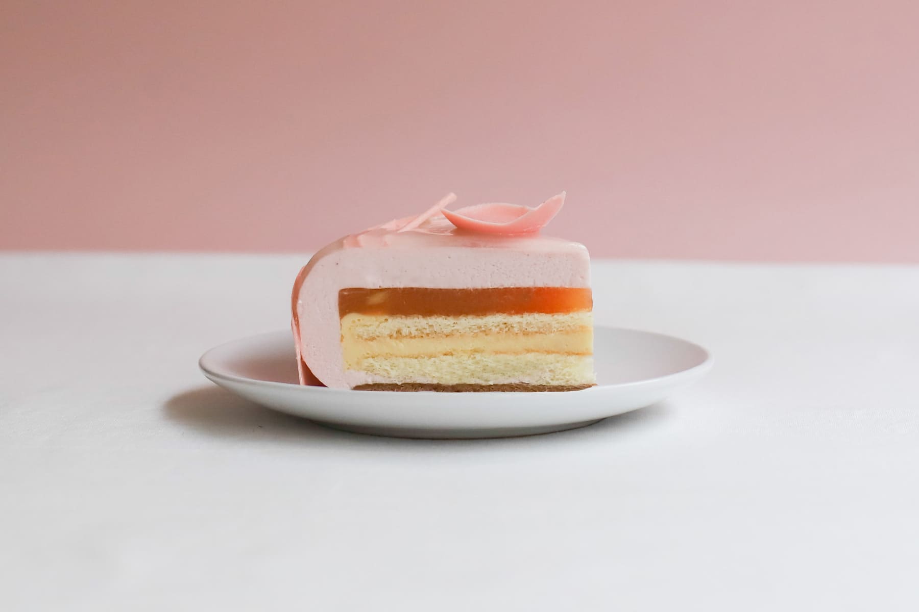 《蜜桃花語》內層為粉嫩晶瑩的蜜桃慕斯搭配手工特製的啤酒奶餡 。