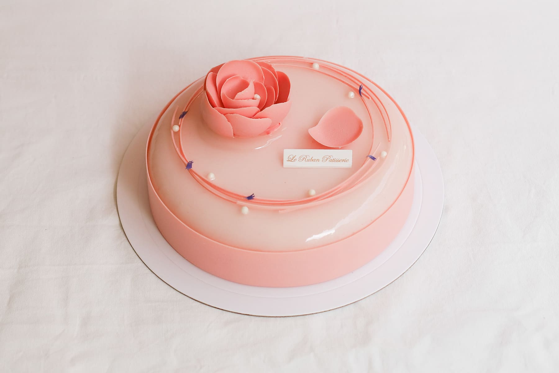 《蜜桃花語》獨賣七吋蛋糕 ，最上層妝點的巧克力花即是我們獻給母親最深愛的花禮。