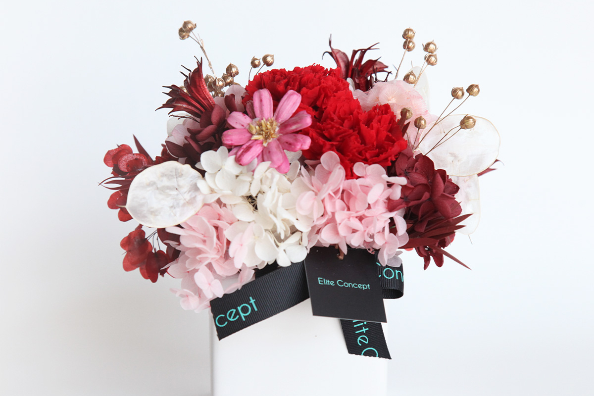 「康乃馨永生盆花」以康乃馨永生花搭配日本瑪格麗特木片，可於木質永生花噴上喜歡的香水或是點上精油，以香氛永生盆花佈置，賦予空間獨特的個性。(圖 六福旅遊集團提供)