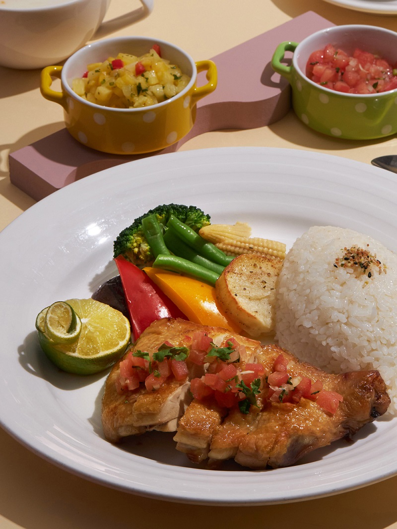 「義式蘋果莎莎烤雞腿排套餐」則是深受女性族群喜愛，清爽又有飽足感，節慶優惠限定450元+10%服務費。（圖／神旺商務酒店提供）