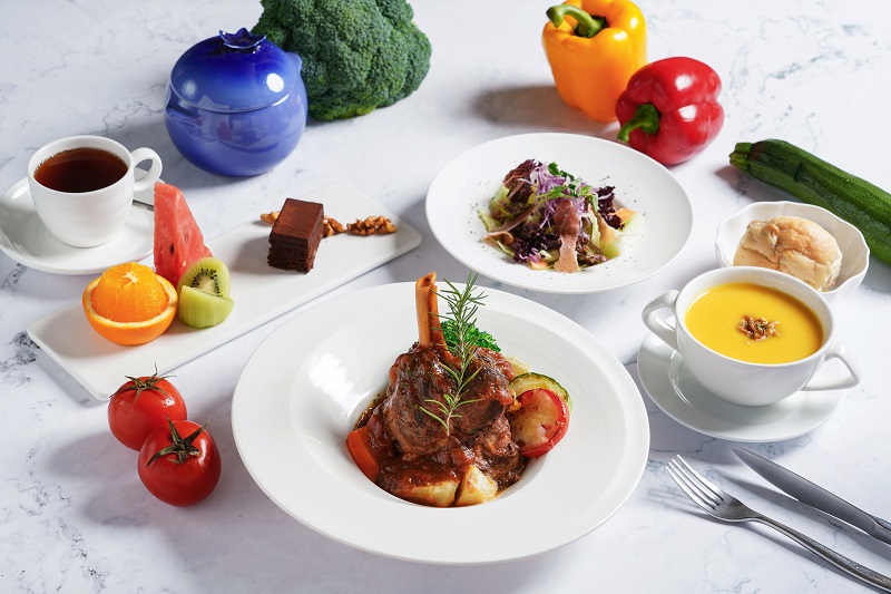 「與我的母后食光」精緻套餐首推「蕃茄時蔬燉羊膝」享沙拉、湯品、精緻餐包、水果甜點及飲品，原價750元，節慶優惠限定550元+10%服務費。（圖／神旺商務酒店提供）