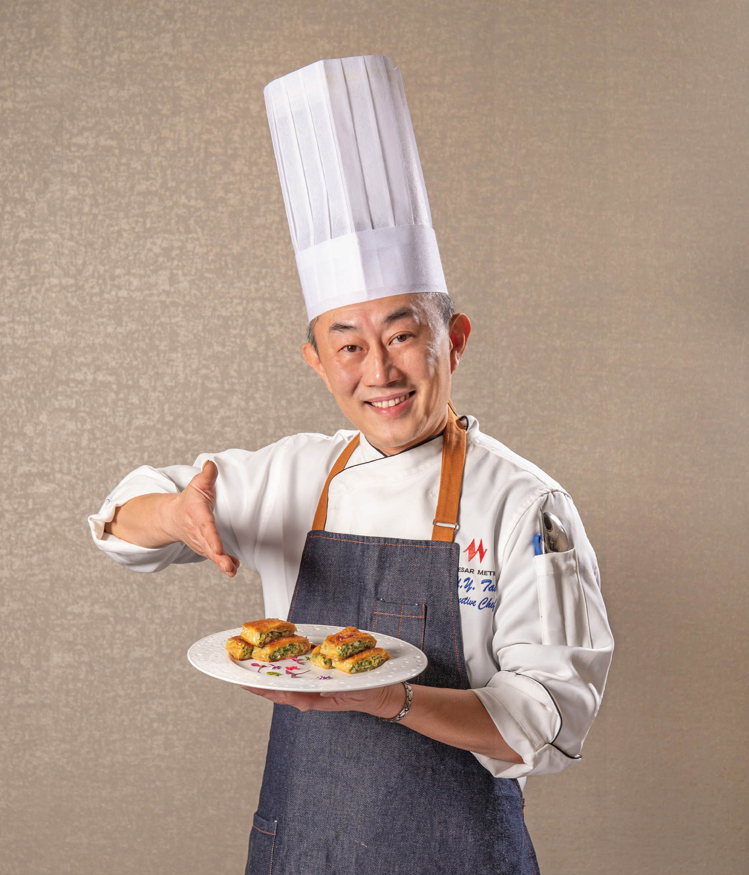 「蔥明家宴」五星廚藝教室暨餐會訂於4月20日和4月25日午間舉辦，由行政主廚戴于益親自示範傳授實用烹飪技巧