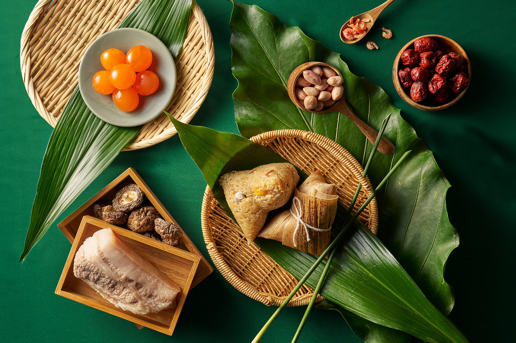 【台北美福大飯店】使用傳統北部粽作法，將食材炒香並拌入糯米中的「經典北部粽」