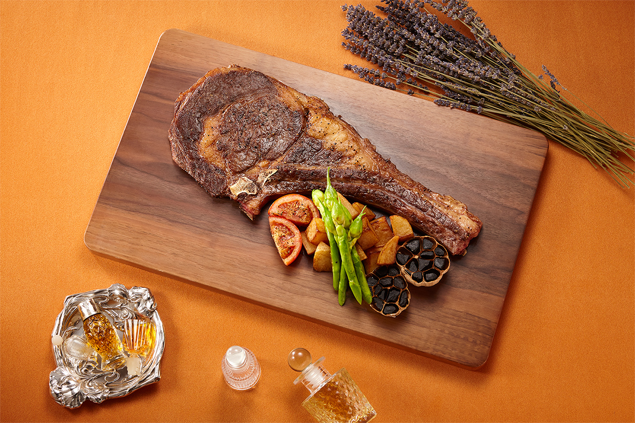 【誠品行旅】in Between之間餐廳主推氣勢磅礡的「美國極黑牛戰斧牛排33oz」