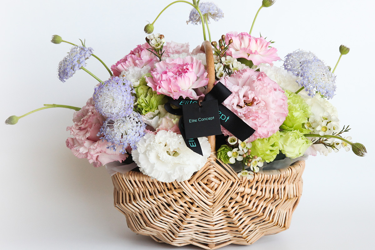 一禮莊園母親節獻上「提籃式春天康乃馨盆花」最具特色，使用進口淡粉色康乃馨、白蠟梅、翠綠花、桔梗等花材，展現清新、脫俗卻帶點童心未泯的俏皮感。(圖 六福旅遊集團提供)