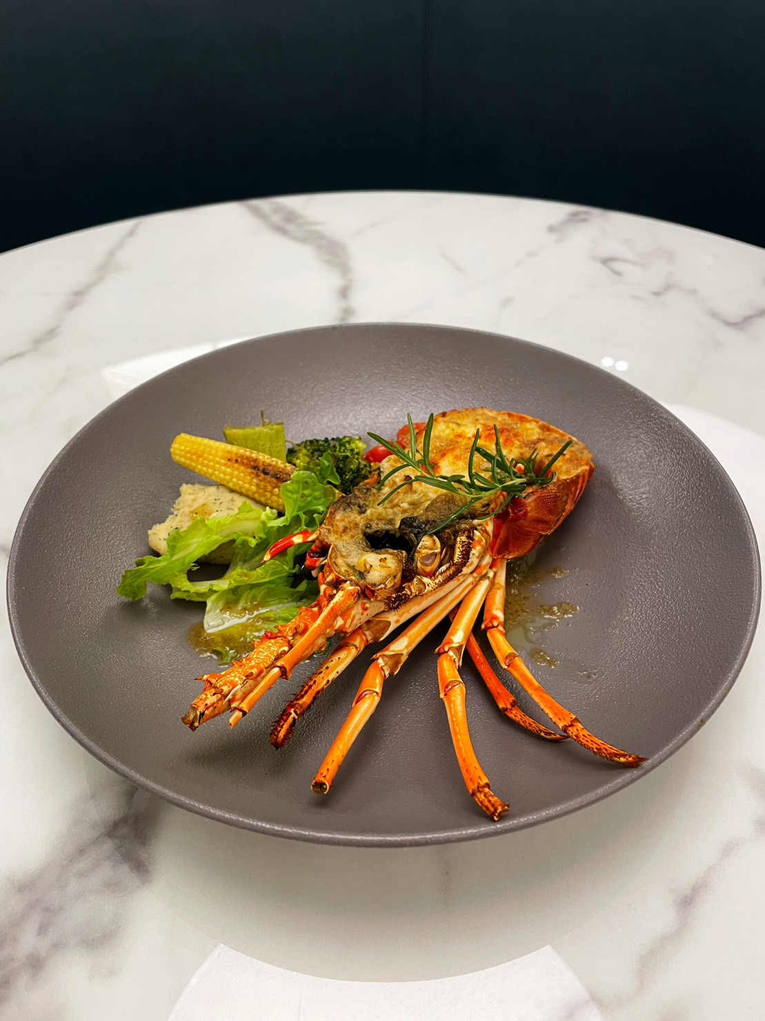 乾煎龍蝦佐酸豆檸檬奶油