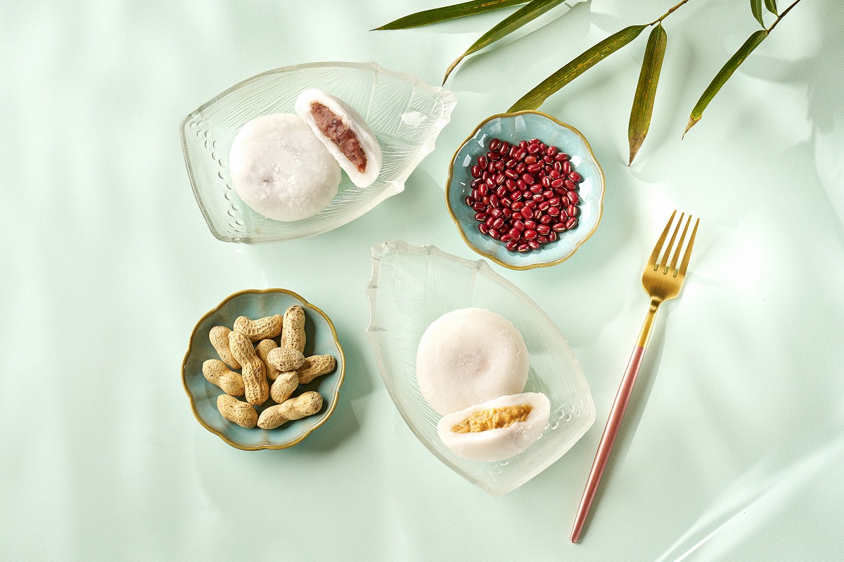 六福村主題遊樂園首度推出「心粽有你 酷星凍麻糬禮盒」，清涼Ｑ嫩的麻糬包入綿密甘甜紅豆、花生餡料，冰涼q彈的口感是炎熱初夏裡的絕佳享受，每組450元(8入 組)。(圖 六福旅遊集團提供)