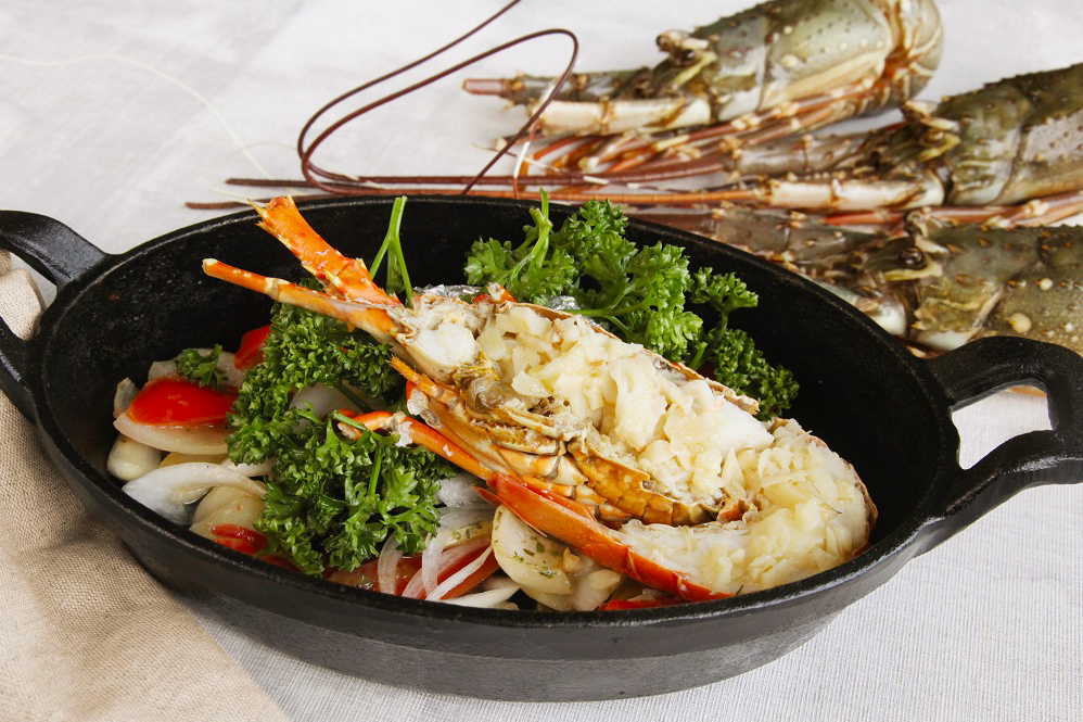 南港最強buffet敘日全日餐廳至5月底，平日午晚餐期，每一成人加碼送「清蒸蒜蓉小龍蝦」半隻。(圖 六福旅遊集團提供)