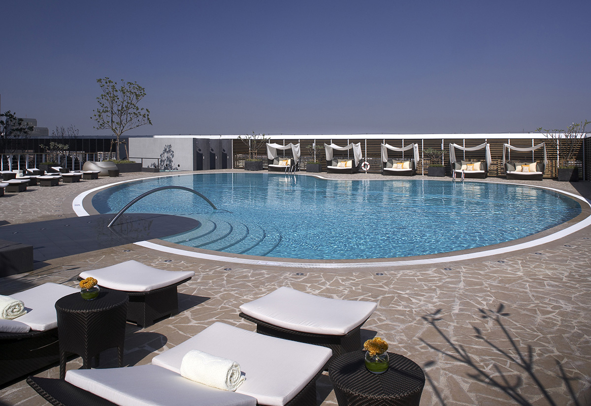 台南遠東香格里拉戶外心型泳池讓民眾不出國也能享受悠閒假期，