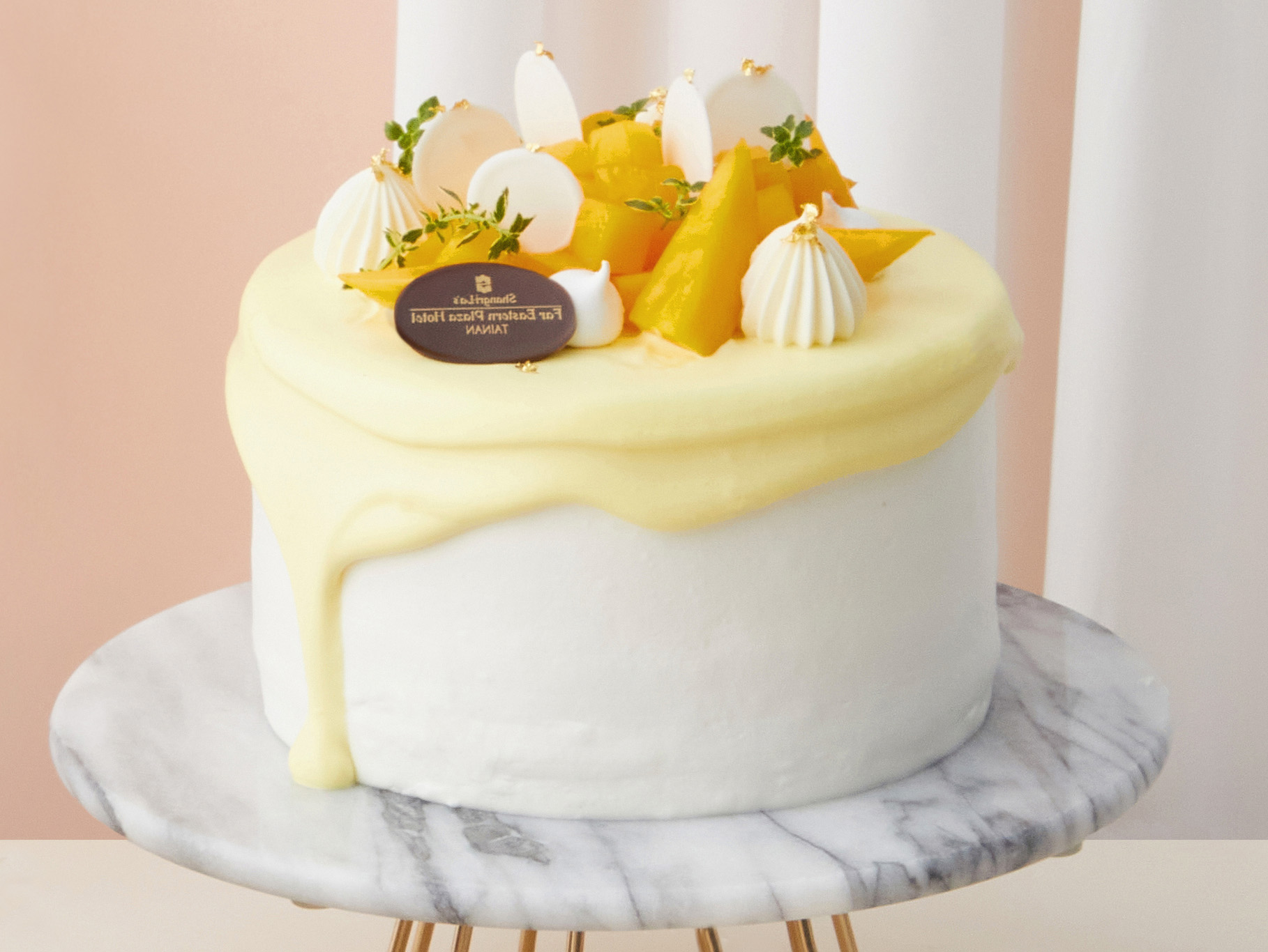 台南遠東香格里拉 台灣茶及水果入餡「金萱芒果奶蓋」海綿蛋糕，每顆六吋單價1,380元，整體口感香甜迷人，在嘴裡留下美好餘韻！