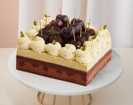 台南遠東香格里拉 法國精品巧克力結合酒香櫻桃海綿蛋糕「開心果森林」，質地滑順、口感輕盈，每顆六吋單價1,380元