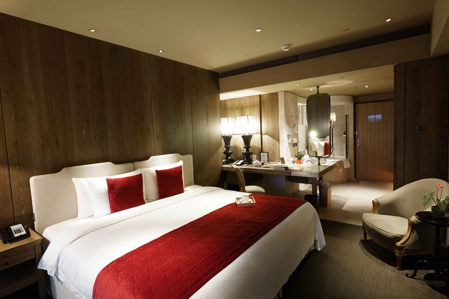 君品酒店房內不主動提供一次性備品，玻璃瓶裝水取代一次性使用的寶特瓶裝水​，有效降低一次性塑料廢棄物的產生。