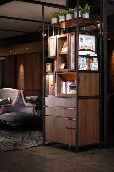 君品酒店永續書櫃陳列著精挑細選的書籍，敘述著歷史、人文和環境永續的故事。