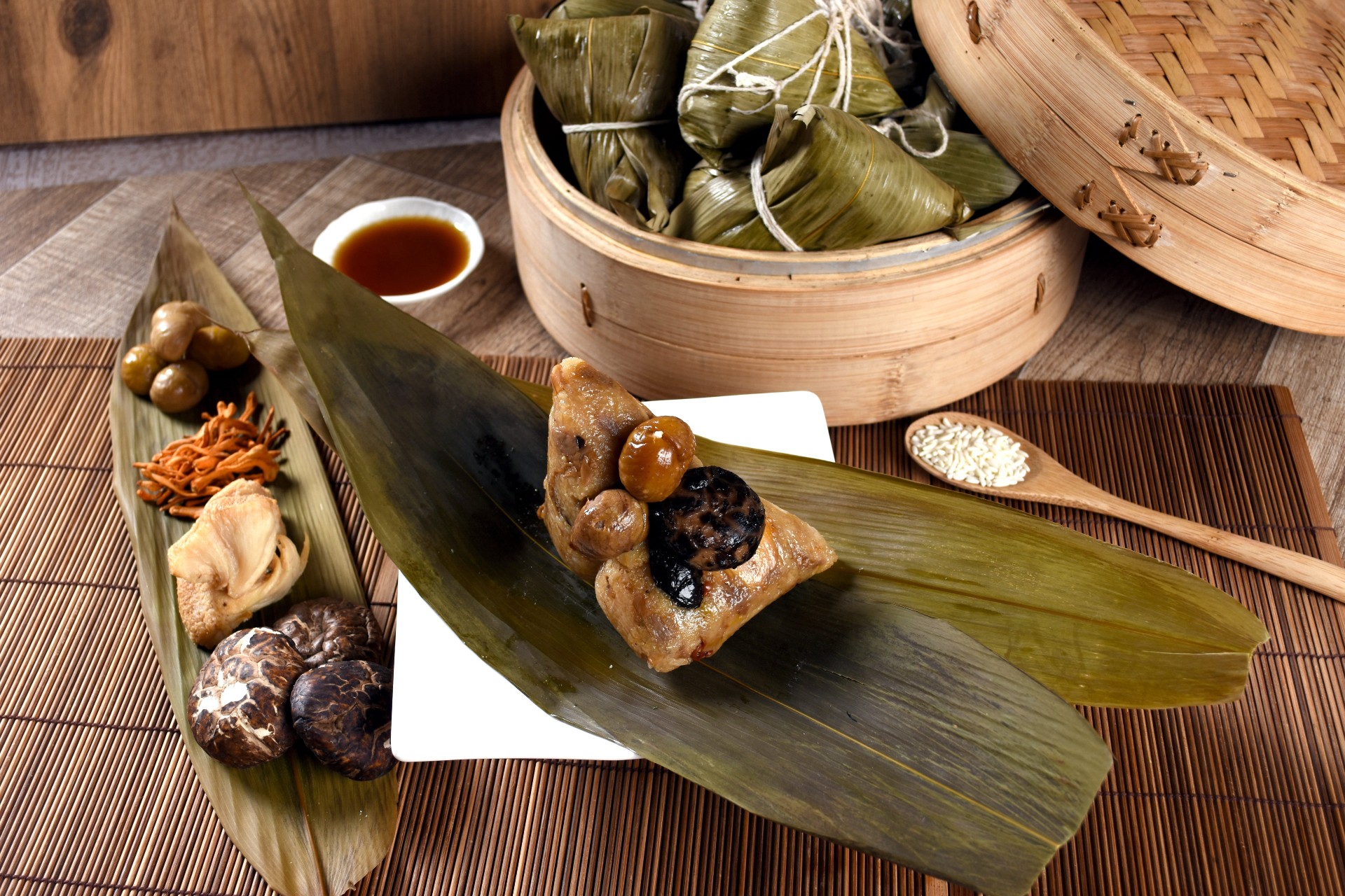 圓山大飯店圓苑主廚戴立承今年首度推出「珍菇八寶粽」，無疑是蔬食頂級饗宴。（圖／圓山大飯店提供）