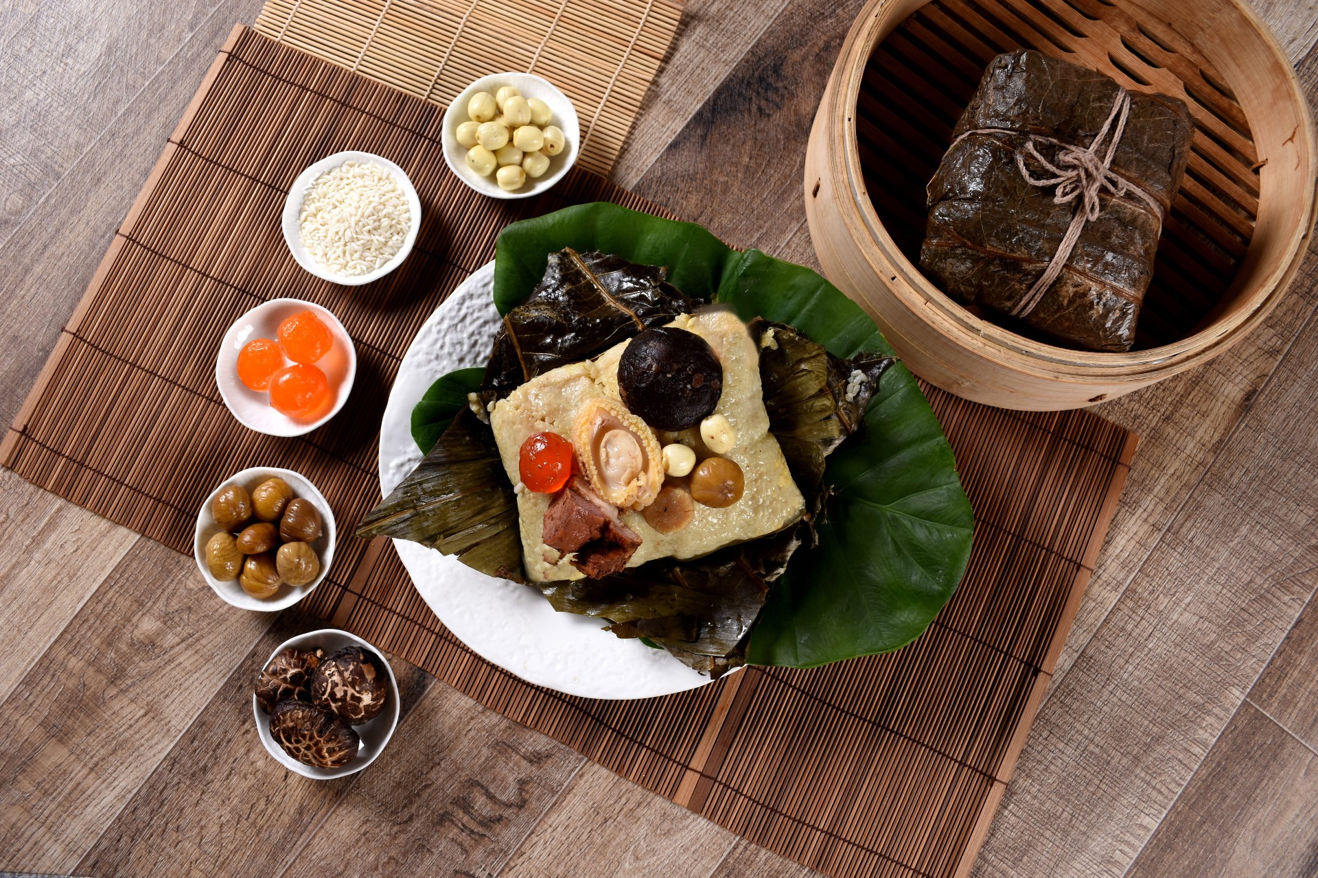 圓山金龍廳主廚許耀光親製單顆重逾一斤的「金牌裹蒸粽」。（圖／圓山大飯店提供）(1)