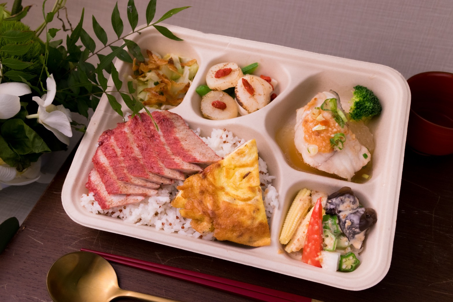 圖一北投麗禧12周年慶，以飯店本業響應老五老基金會助老送餐活動，捐贈100份營養、健康、美味的公益餐盒