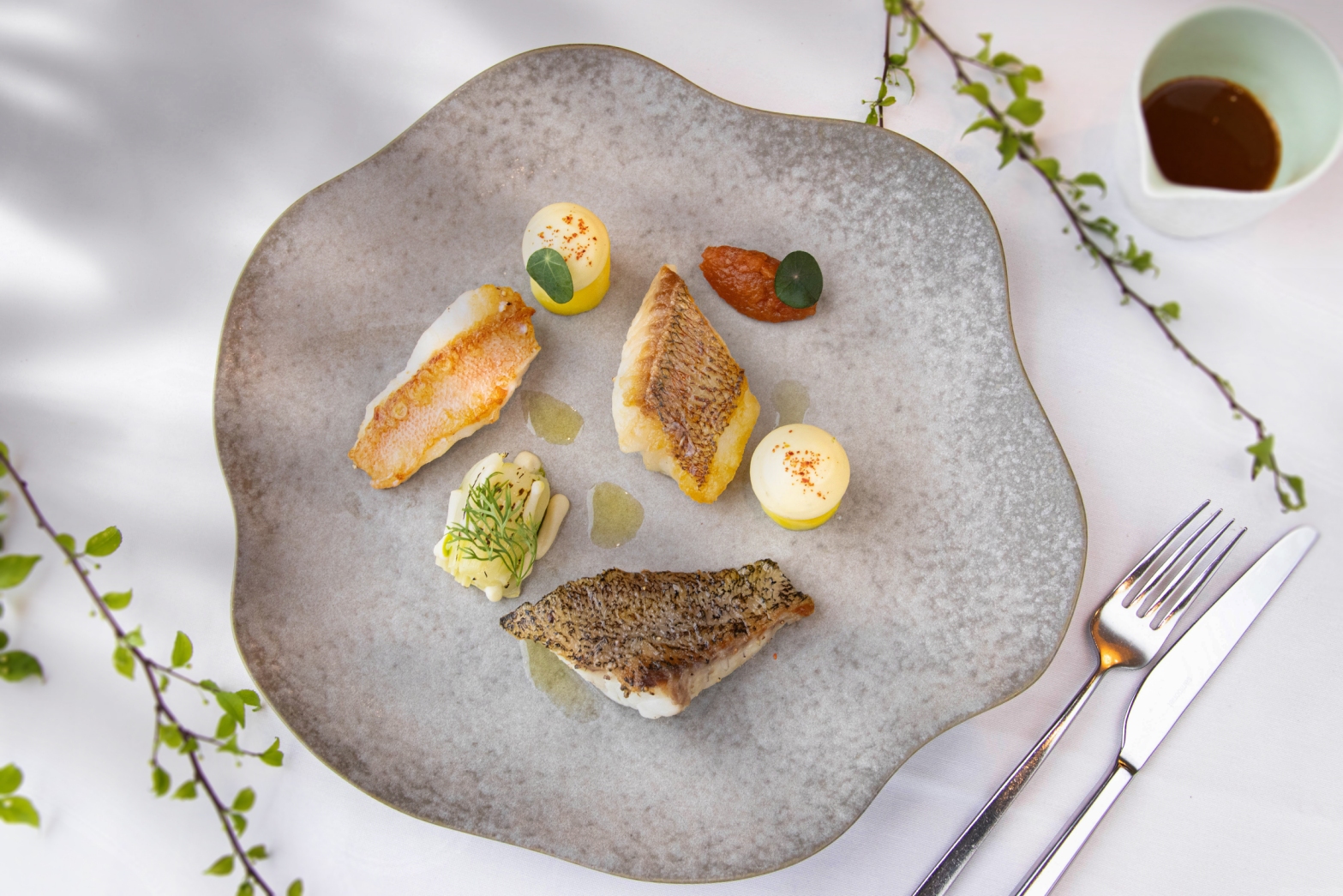 圖三歐陸新菜強打主菜「季節鮮魚茴香馬賽海鮮醬汁」不容錯過