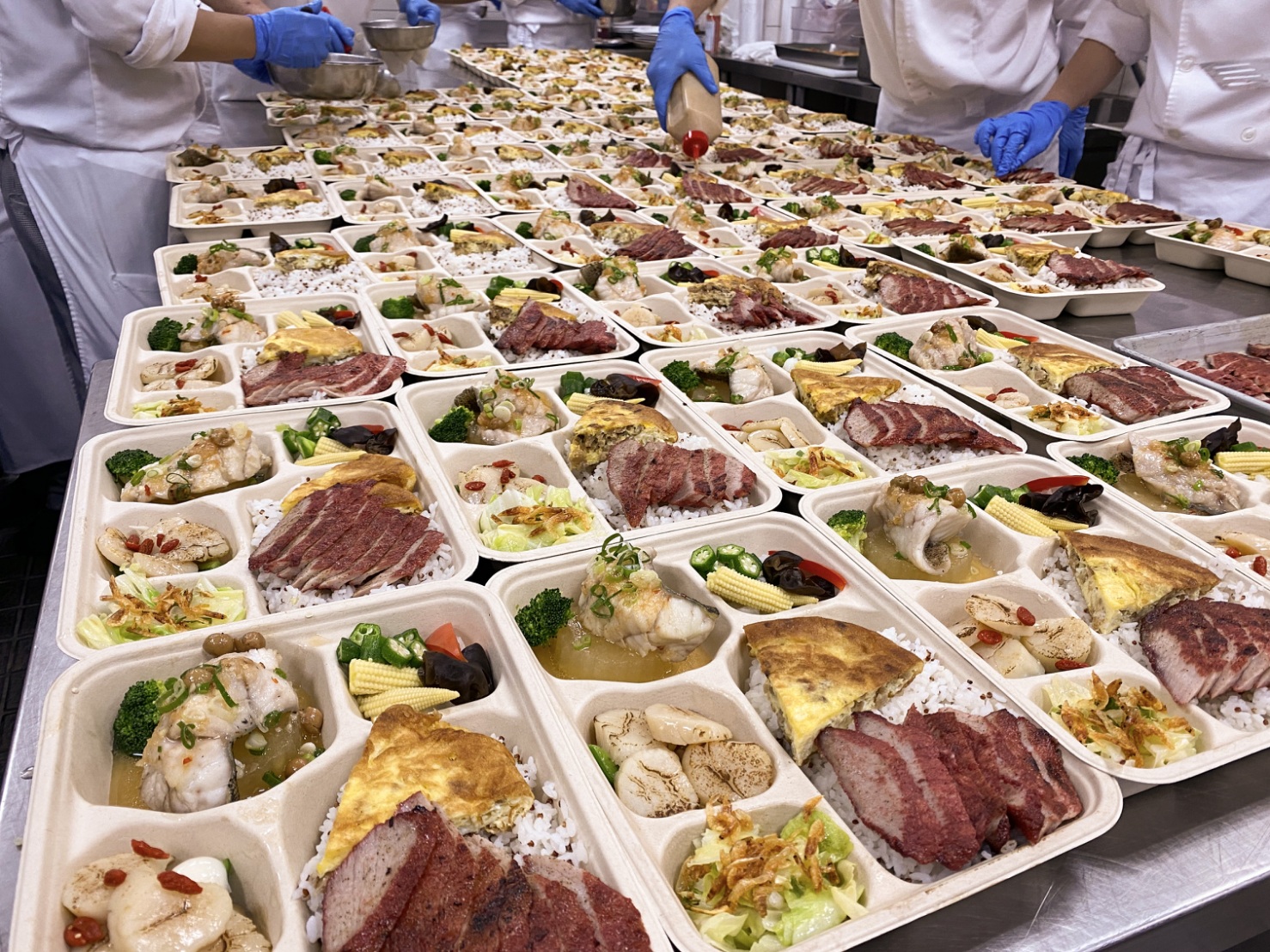 圖二在麗禧雍翠庭中餐廳主廚團隊的協力之下，428一早全體動員準備將熱騰騰的餐盒