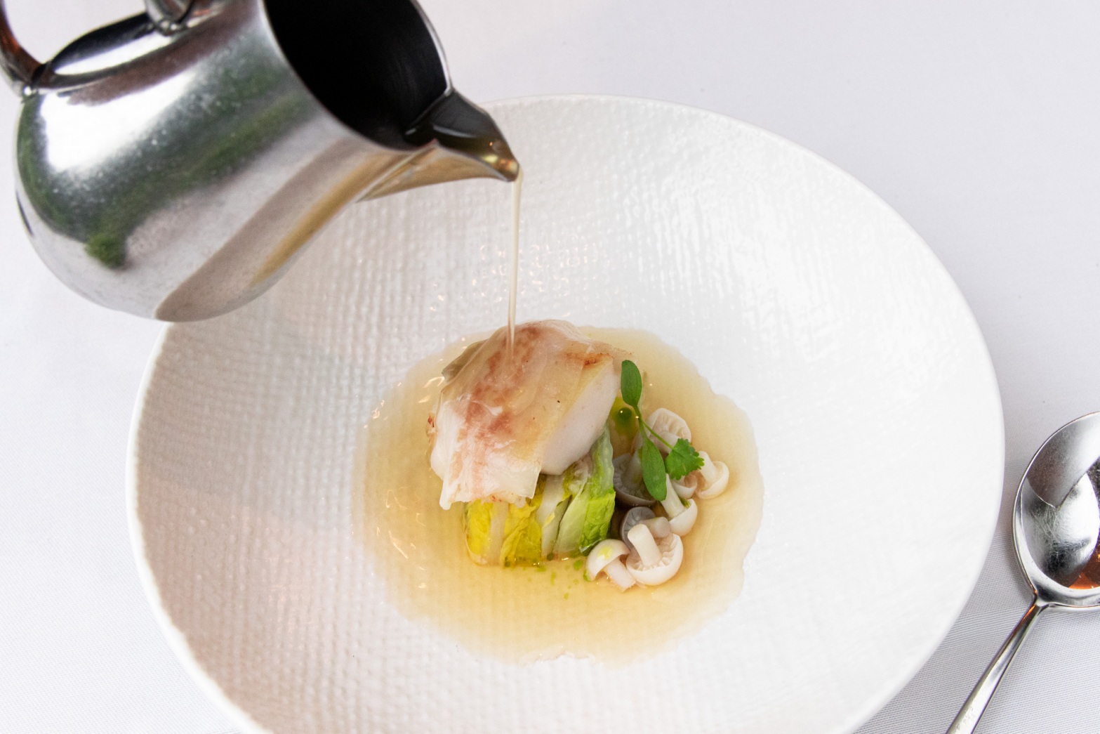 圖二c’est Bon 歐陸餐廳新菜湯品「南非鮑魚伊比利豬背脂金華火腿清湯」