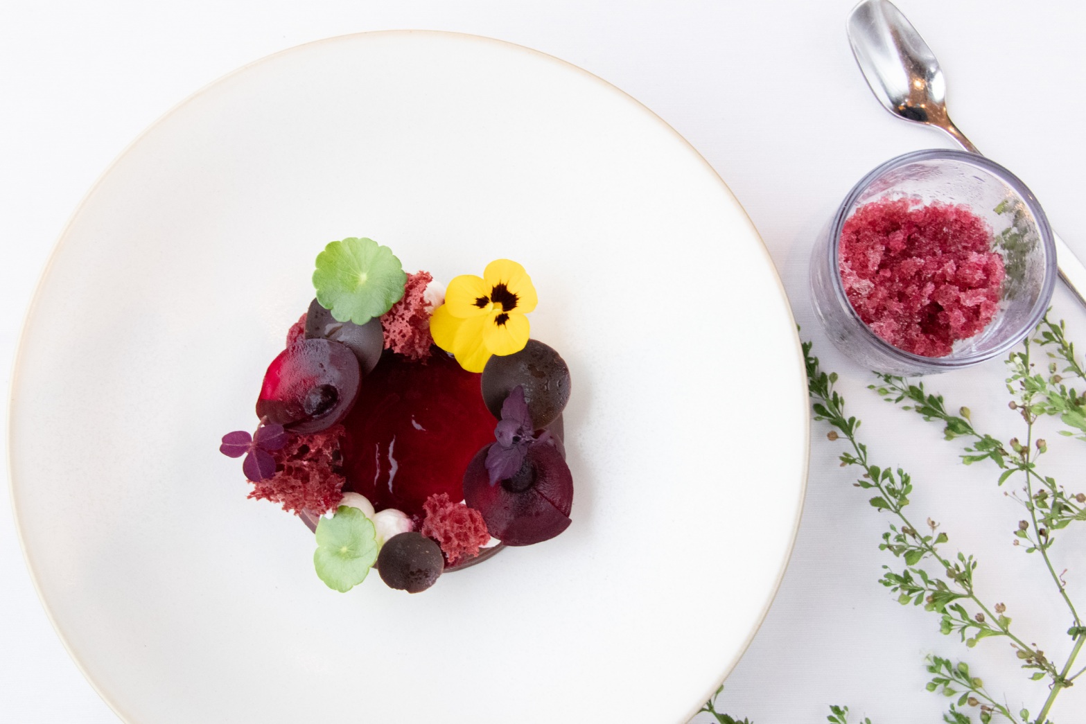 圖五「黑森林蛋糕酸櫻桃甜菜根紅紫蘇」，以黑森林蛋糕為基礎，創新製成春天百花齊放、花團錦簇樣式