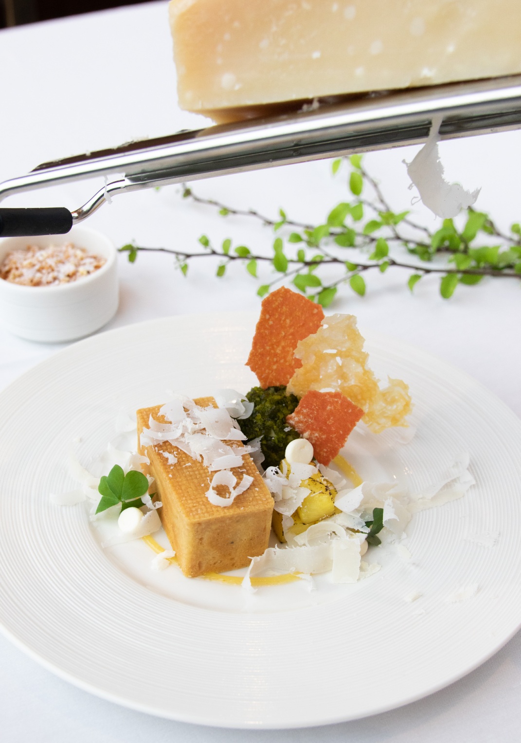 圖六鳳梨酥帕米吉安諾乾酪柚子開心果」的隨桌現刨起司服務，喚起賓客對美食的另一層想像。