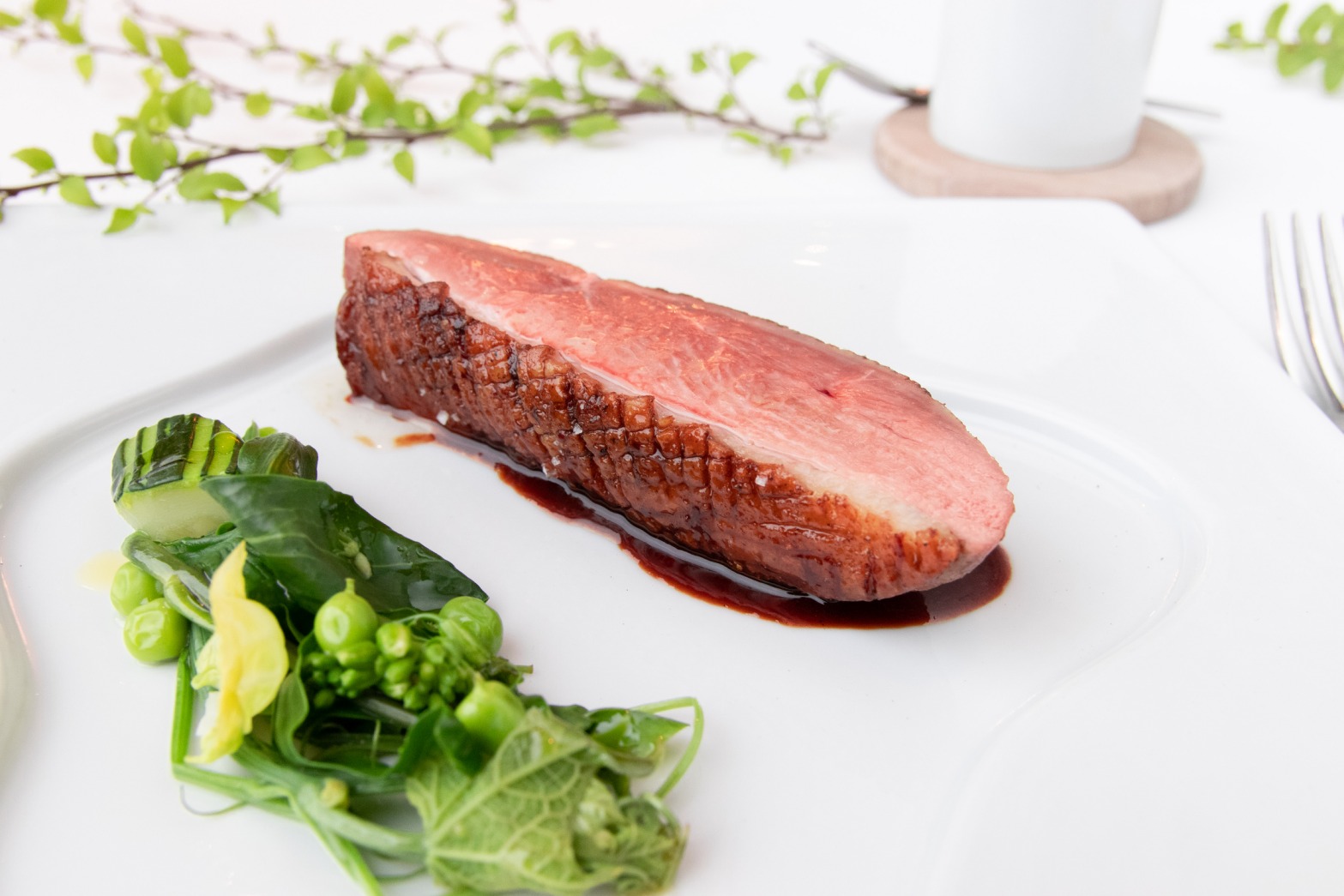 圖四酥脆的鴨皮與鮮嫩鴨肉，被葡萄果香及馬鈴薯起司的濃郁氣息所渲染