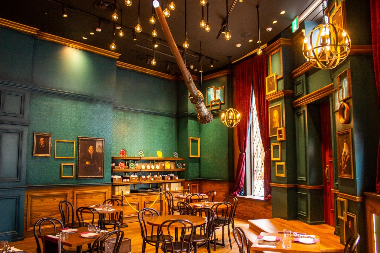 圖1：harry Potter Café店內琳瑯滿目的陳設，哈利波特迷馬上發現無數熟悉的元素，瞬間進入哈利波特魔法世界。（照片來源：東京觀光事務所提供）