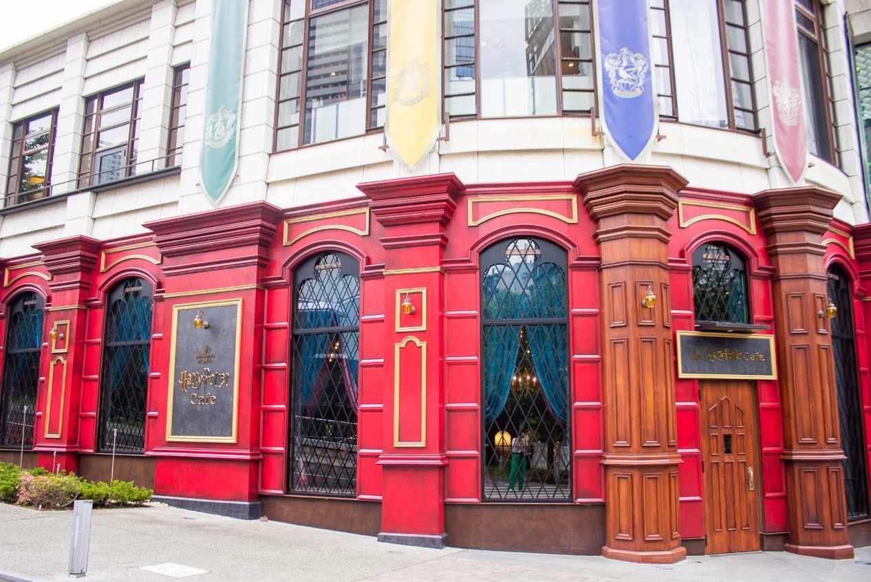 圖2 ：位於東京赤坂「赤坂biz Tower」的harry Potter Cafe，外觀清楚呈現哈利波特的世界觀，令人興奮不已。（照片來源：東京觀光事務所提供）