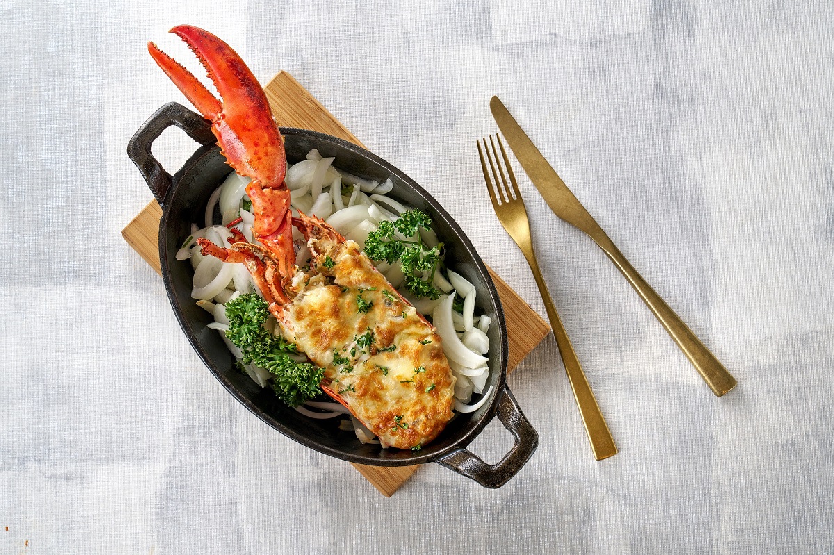 敘日全日餐廳於親節5月6日起至5月14日周末中午餐期，每一成人用餐即贈送「焗烤龍蝦波士頓」半尾。(圖 六福旅遊集團提供)