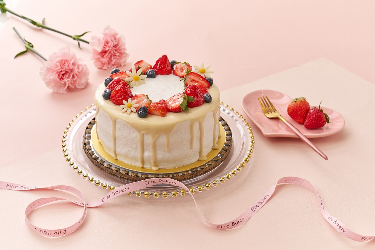 敘日全日餐廳母親節四日午晚餐期，若訂位人數達6位成人(含)以上，再加贈價值1,080元的一禮烘焙「法韻香草蛋糕」。(圖 六福旅遊集團提供)