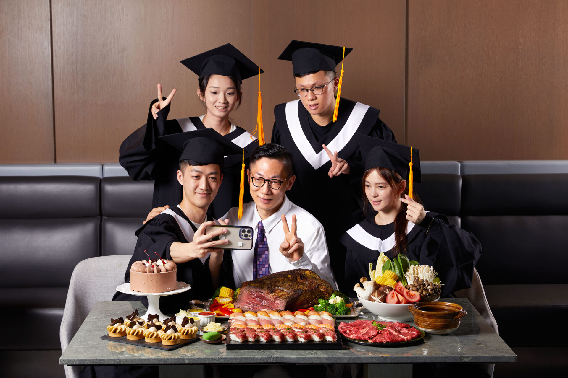 新北美食地標「mega50餐飲及宴會」，今年謝師宴詢問度比疫前高出一倍以上，訂席也十分踴躍。