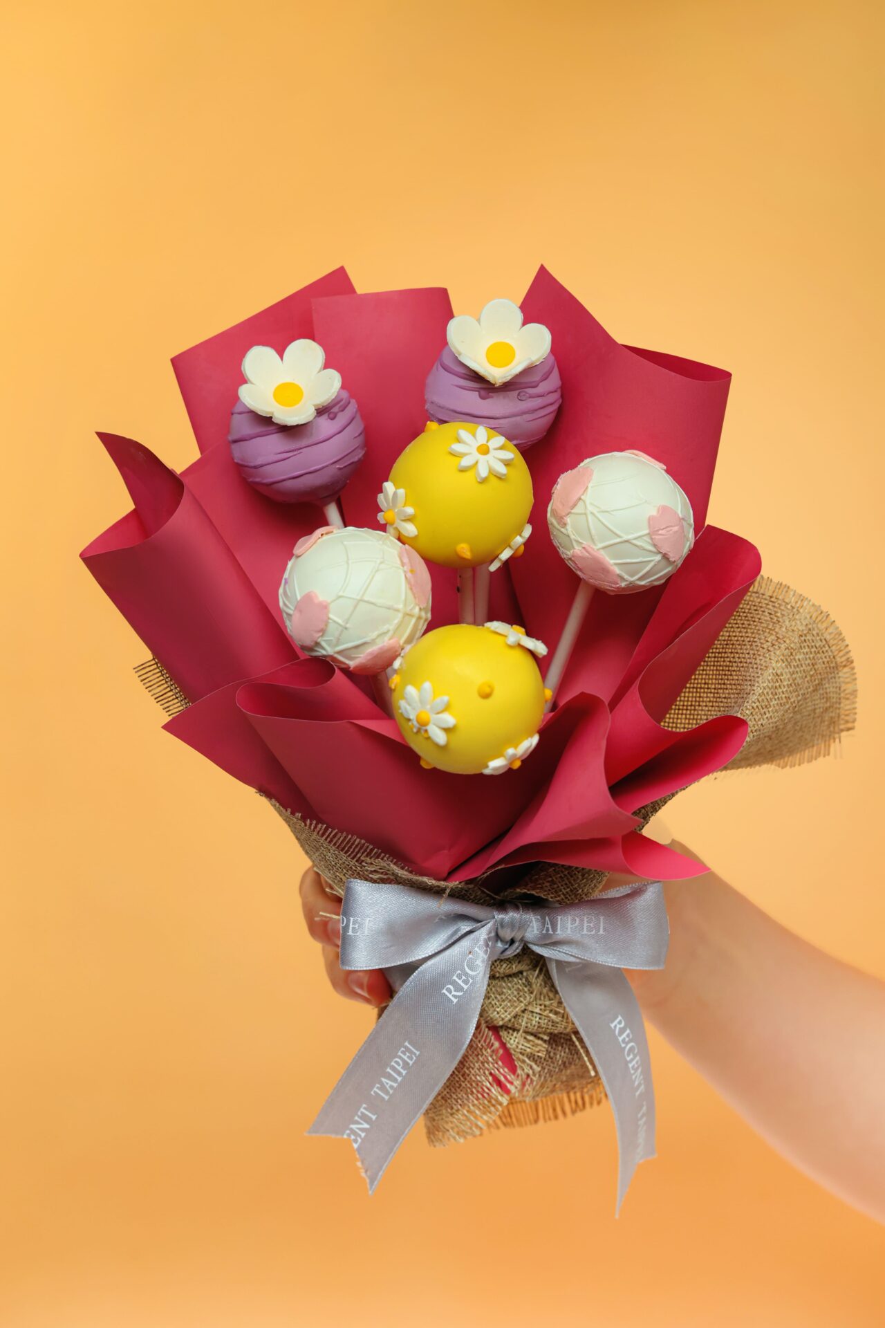 晶華母親節 巧克力棒棒糖蛋糕花束，售價1,280元。