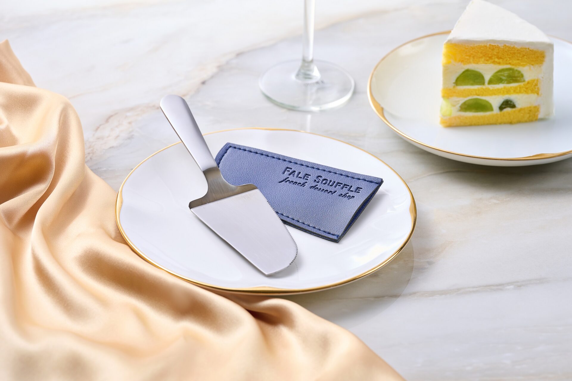 法蕾．熊除了以精緻的法式甜點為主外，在商品的包裝及服務也特別用心，只要購買整模蛋糕，均附贈一把皮革蛋糕刀，讓消費者在享用甜點的時候，還能有滿滿的儀式感。