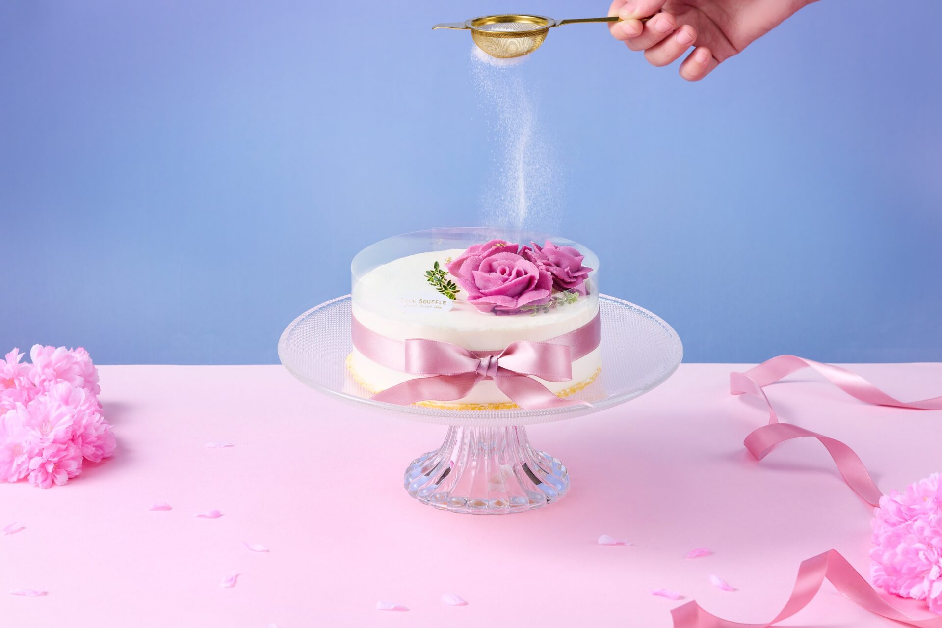 添加膠原蛋白粉的「櫻吹雪」蛋糕，開吃前緩緩灑下附贈的膠原蛋白粉，就像讓媽媽彷彿一秒飛到日本欣賞櫻吹雪般飛舞的美景。